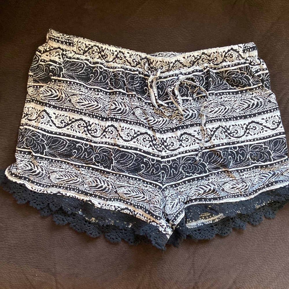 Fancy laced trimmed shorts